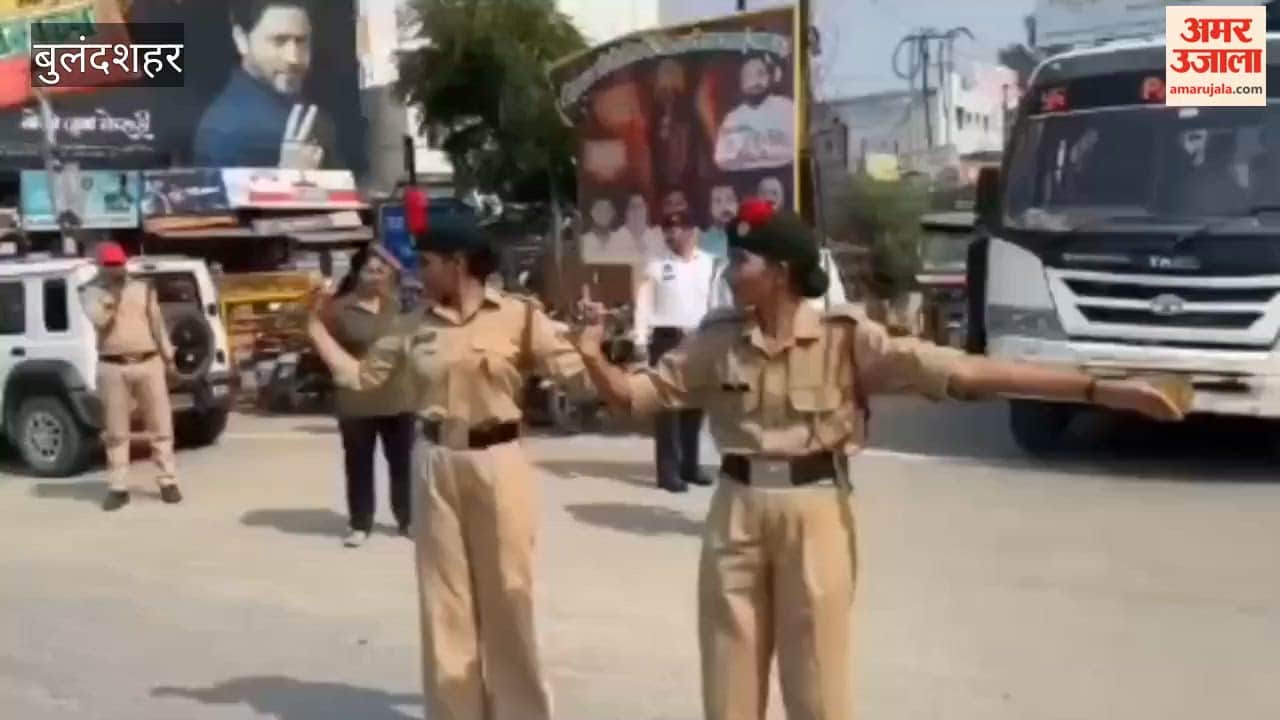 NCC female cadets managed traffic at Kala-Aam intersection In Bulandshahr