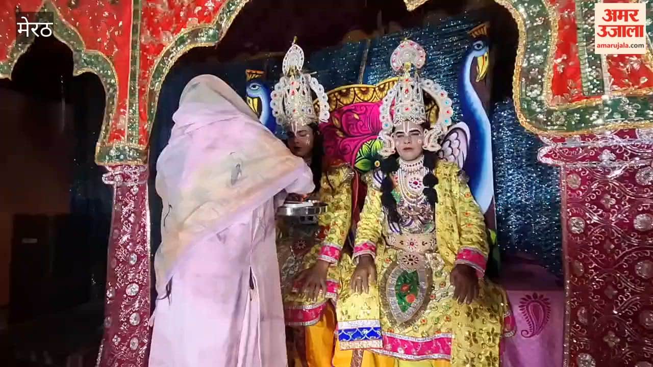 Meerut: Devotees performed the *Aarti* of Lord Shri Ram during the Ramlila performance.