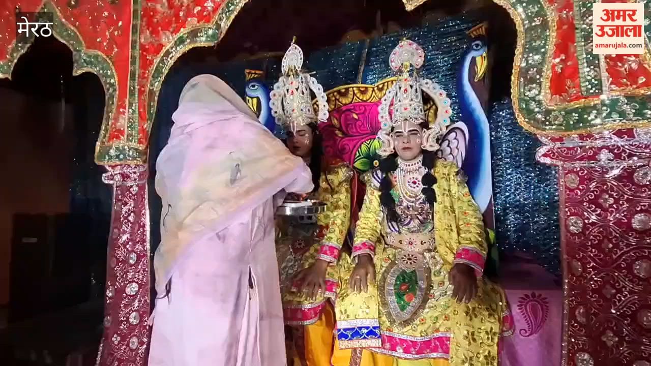 Meerut: Devotees performed the *Aarti* of Lord Shri Ram during the Ramlila performance.