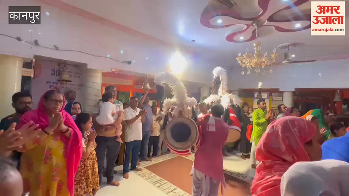 कानपुर: काली बाड़ी मंदिर में ढाक के साथ की गई मां काली की आरती