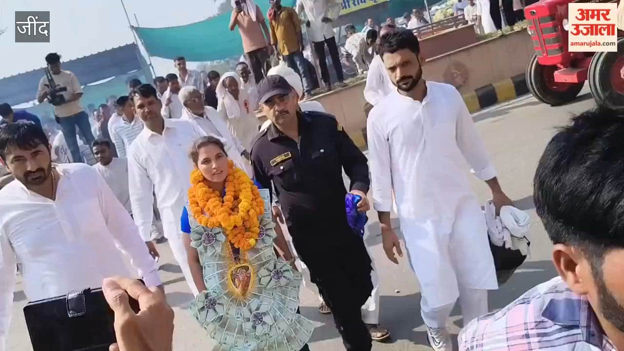 Jind: Sangatpura turns out in large numbers to welcome 'Golden Girl' Neeru Dhanda; tears well up as she places the medal on her mother.