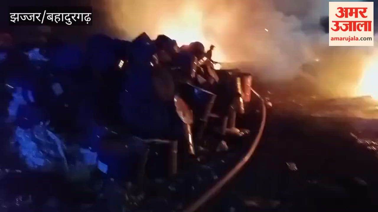Four accused arrested for causing pollution by burning plastic in the fields of Mandothi of Bahadurgarh
