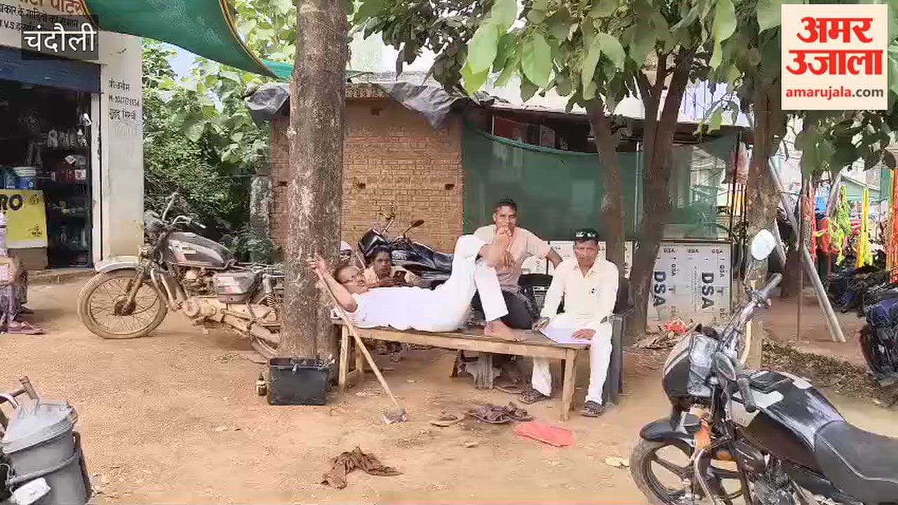 cleaning staff Durga Puja pandal confronted for sleeping instead of working threatened person axe
