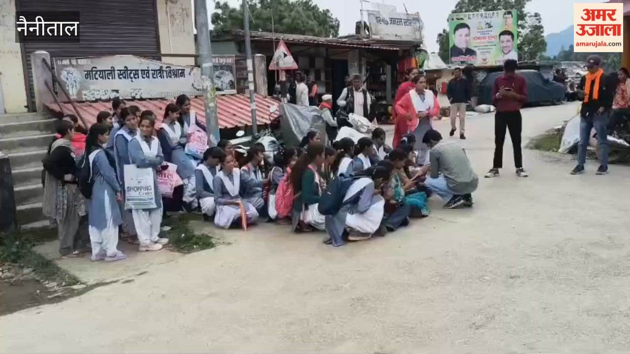 Students protest at Patlot College over non-starting of BA-MA classes