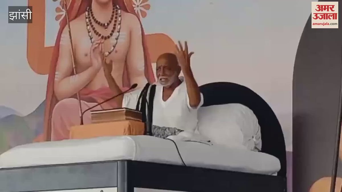 भारत स्वस्तिक यात्रा झांसी पहुंची, क्राफ्ट मेला मैदान में श्रीरामकथा में प्रवचन देते मोरारी बापू