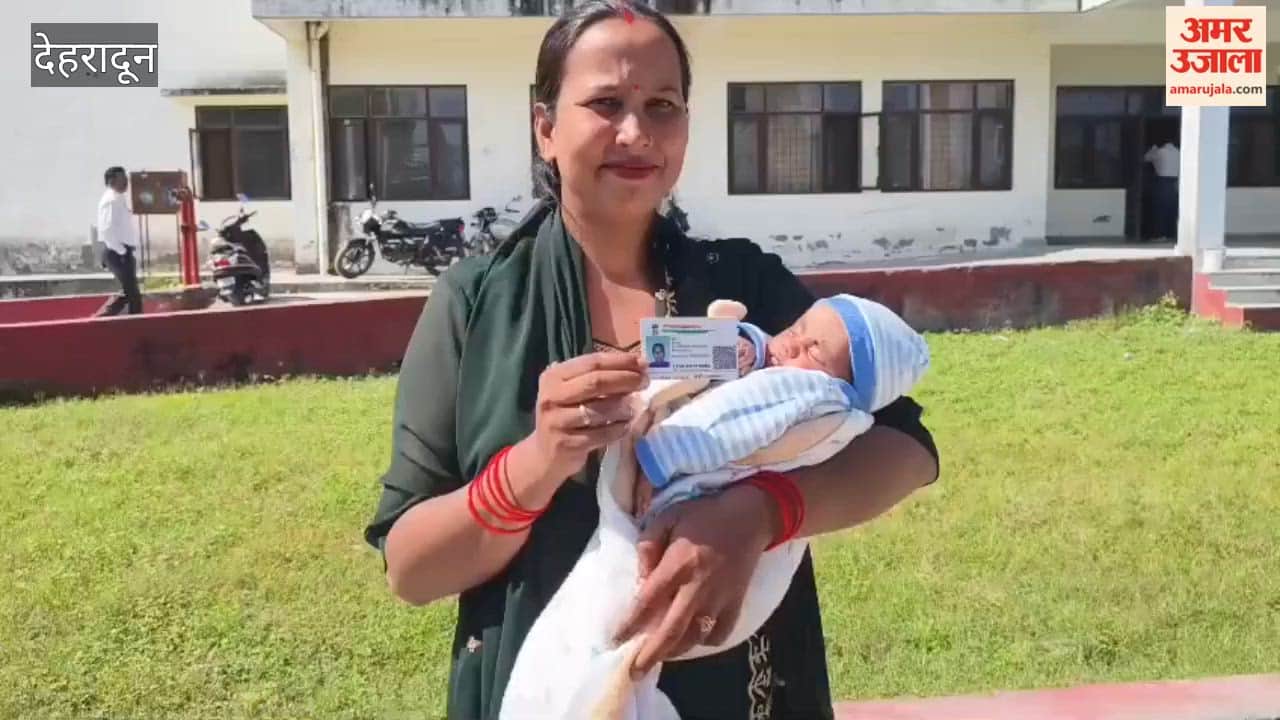 Dehradun:Councilor arrives to cast her vote while holding her newborn; Sundar Lodhi comes to vote just three days after his father’s death