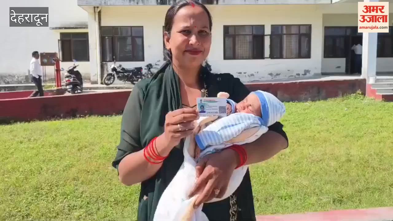 Dehradun:Councilor arrives to cast her vote while holding her newborn; Sundar Lodhi comes to vote just three days after his father’s death
