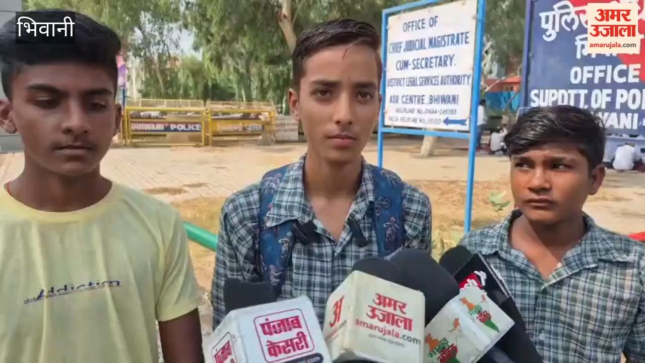 In Bhiwani, students submitted a memorandum to the DC seeking the cancellation of the transfer of mathematics teacher Suman.