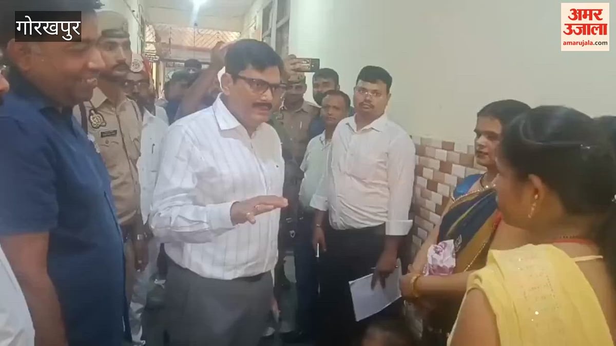 गोरखपुर: मंडलायुक्त ने फरियादियों से पूछा, कितने दिन से लगा रहे चक्कर?