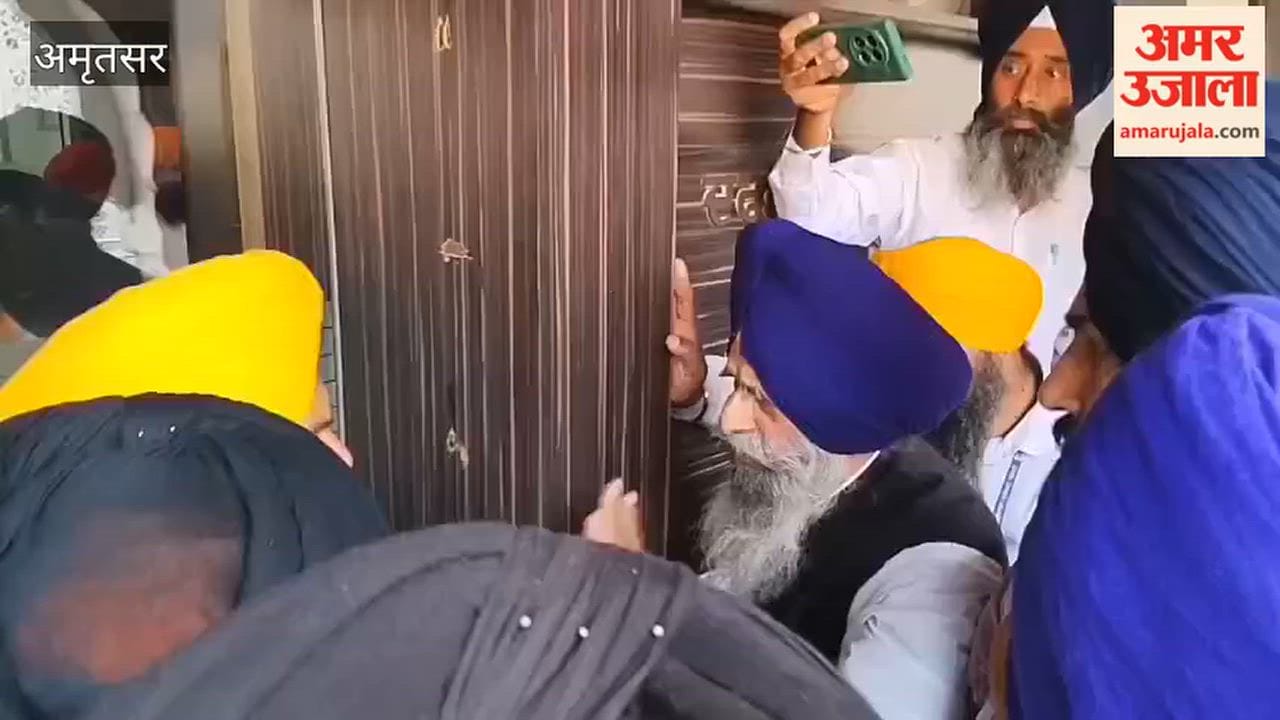 'Dharmi Faujis arrive at the Sri Akal Takht Sahib secretariat; demand priority resolution of the June 1984 issue.