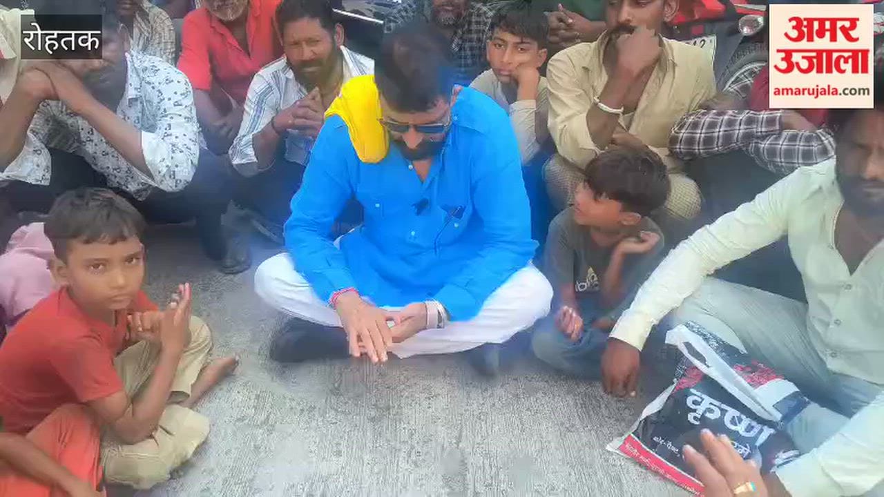 Naveen Jai Hind arrived at the Rohtak Rest House; he sat on the ground with families from nomadic communities and listened to their grievances.