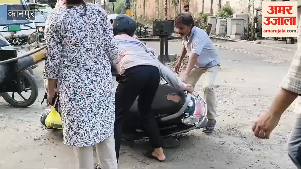 कानपुर: रेलवे क्रॉसिंग का फाटक बंद होने पर लोग जान जोखिम में डालकर निकल रहे