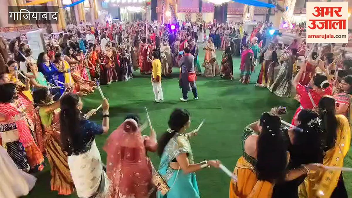 गाजियाबाद में नवरात्रि के उपलक्ष्य में वसुंधरा में आयोजित डांडिया नाईट