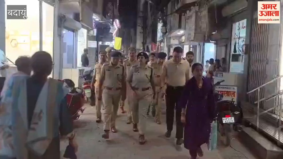 बदायूं: त्योहारों पर सुरक्षा सख्त,  डीएम-एसएसपी ने शहर में किया पैदल गश्त