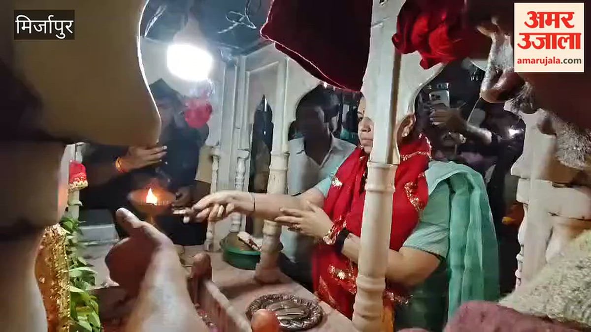 मिर्जापुर: पूर्व डीएम दिव्या मित्तल ने गड़बड़ा धाम में मां शीतला के किए दर्शन