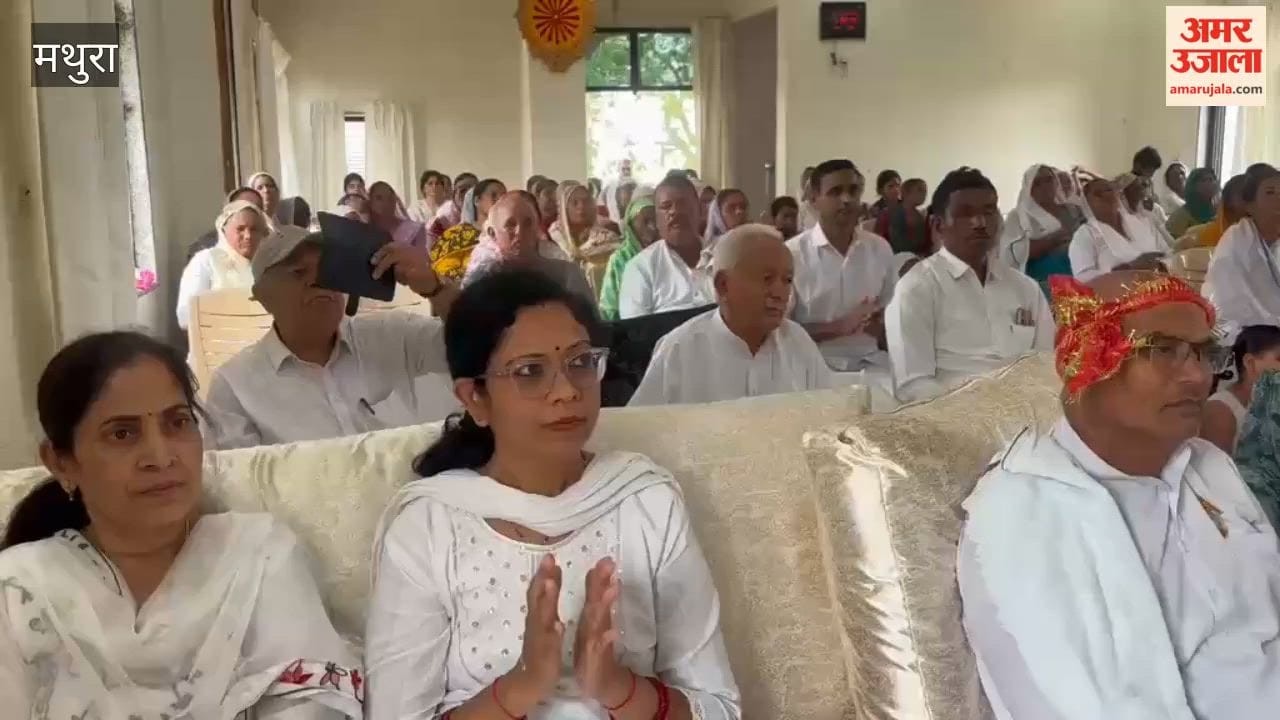 Live tableaux of the Navdurga were set up at the Brahma Kumaris center; devotees swayed to devotional songs.