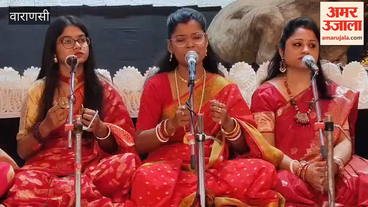 वाराणसी: ईगल क्लब की दुर्गा पूजा में युवतियों ने दी गायन की प्रस्तुति