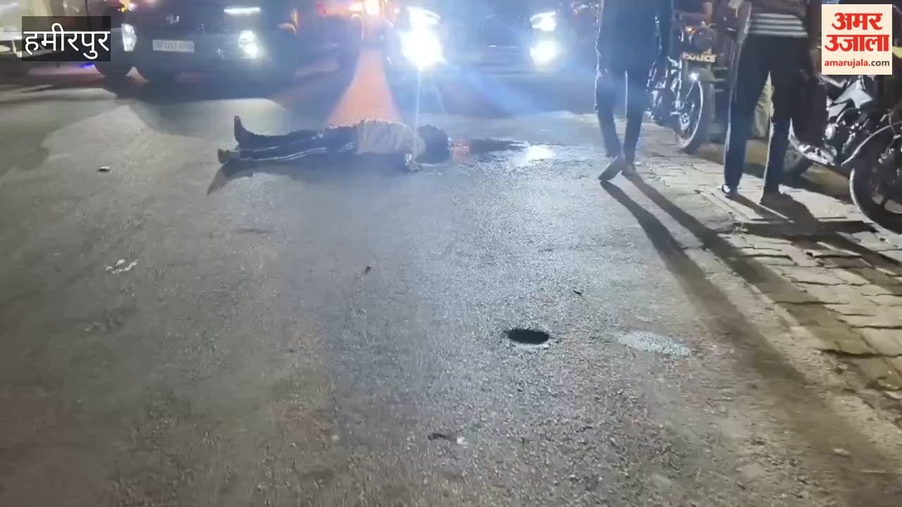 Hamirpur: Man lies on the road near the main bus stand; traffic disrupted