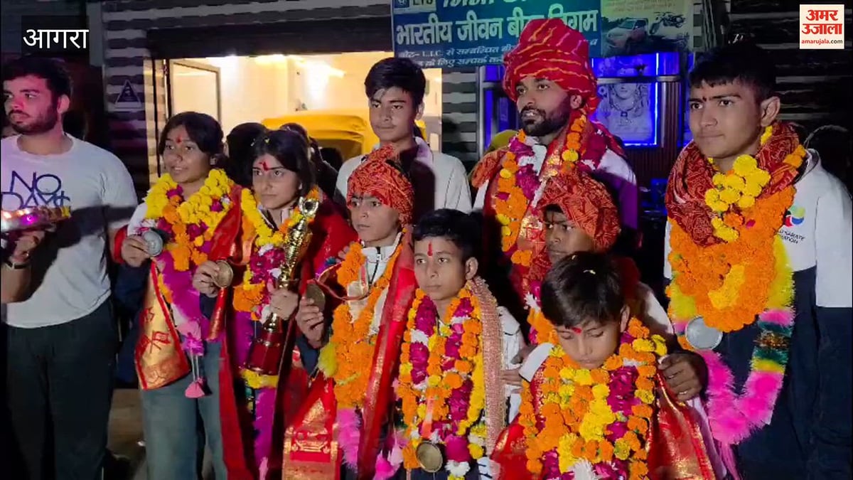VIDEO: भूटान में स्वर्ण एवं रजत पदक जीत कर लौटे बेटे-बेटियों की तिलक लगाकर उतारी गई आरती, पहनाई फूल मालाएं।
