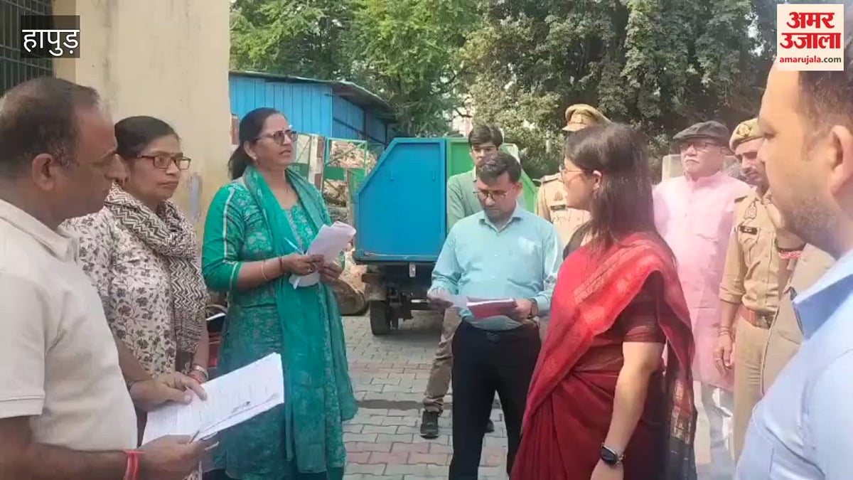 हापुड़: डीएम ने मतदाता शिविरों का किया निरीक्षण, बूथ जांचे, बीएलओ से मांगी जानकारी