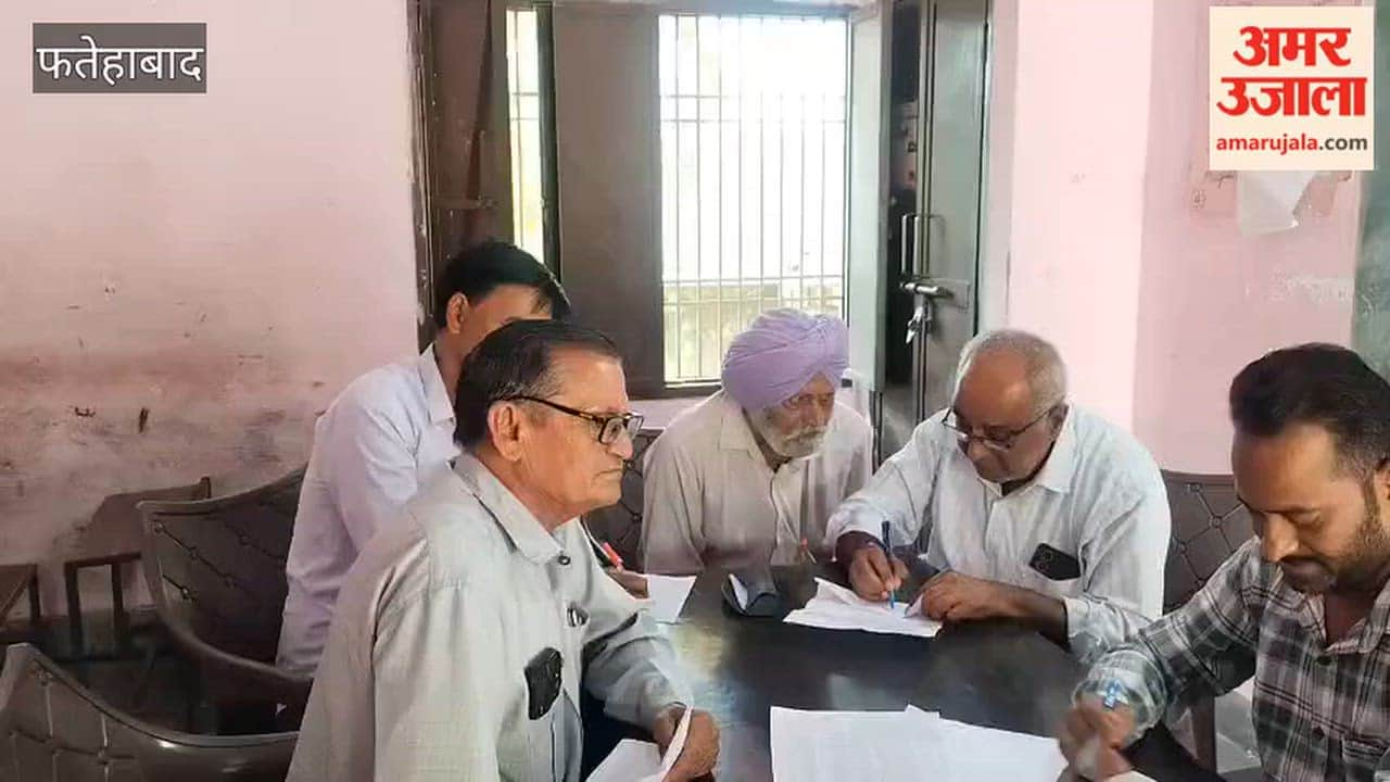 Councilors attended the ward committee meeting in Fatehabad, but the members were absent.