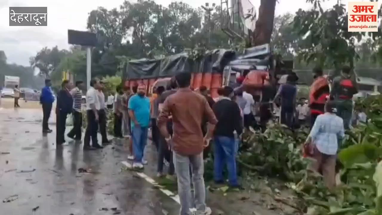 Dehradun:In Dehradun, a truck loaded with rations suffered a brake failure and crashed into a tree; the cleaner died