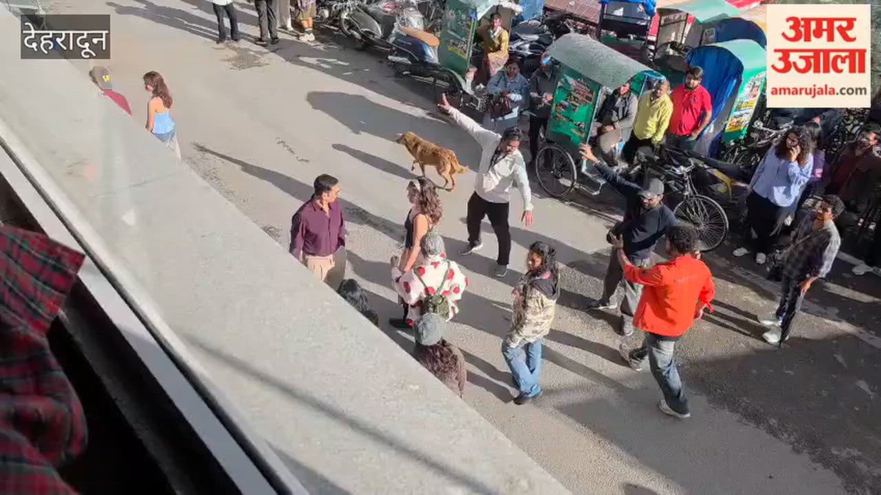Akshay Kumar spotted strolling on the streets of Mussoorie with Raashii Khanna