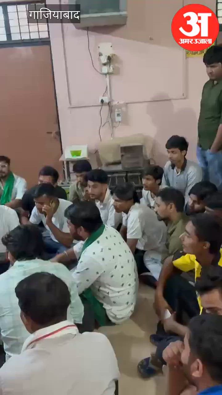 गाजियाबाद में किसानों ने समस्याओं को लेकर अधिशासी अभियंता कार्यालय का किया घेराव