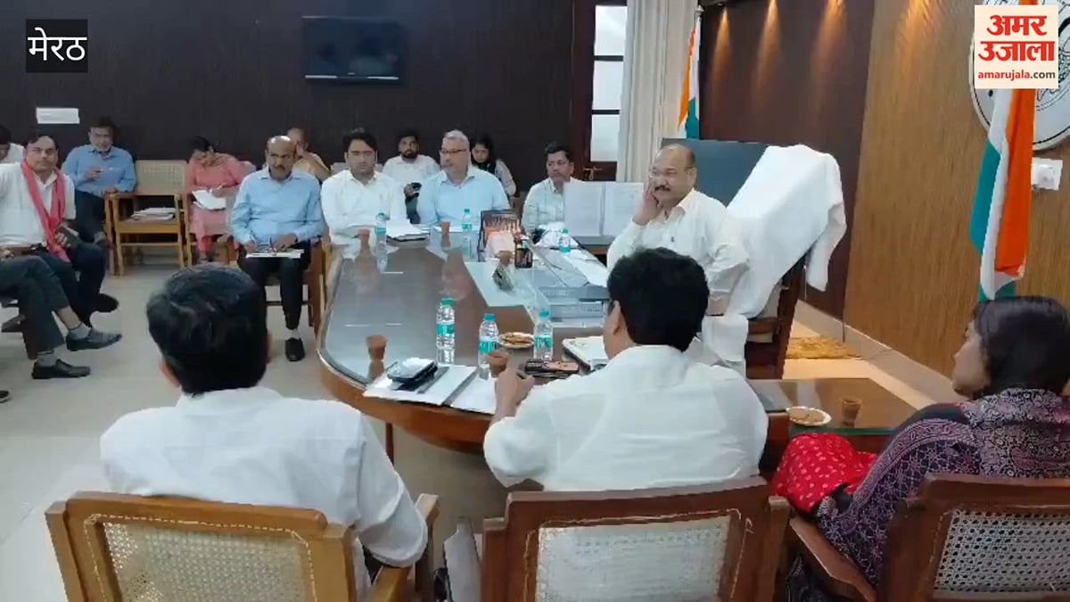 Meerut: वोट बनवाने का मिला एक और मौका, 17 और 24 अक्टूबर को हर बूथ में लगेंगे कैंप, जिलाधिकारी ने ली बैठक