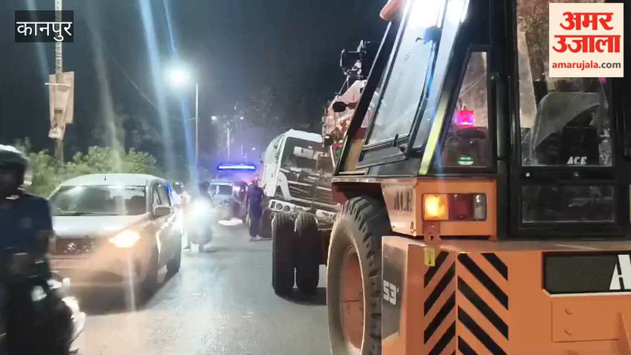 Kanpur: Dumper gets stuck in a manhole at Krishna Nagar Gate; risk of an accident