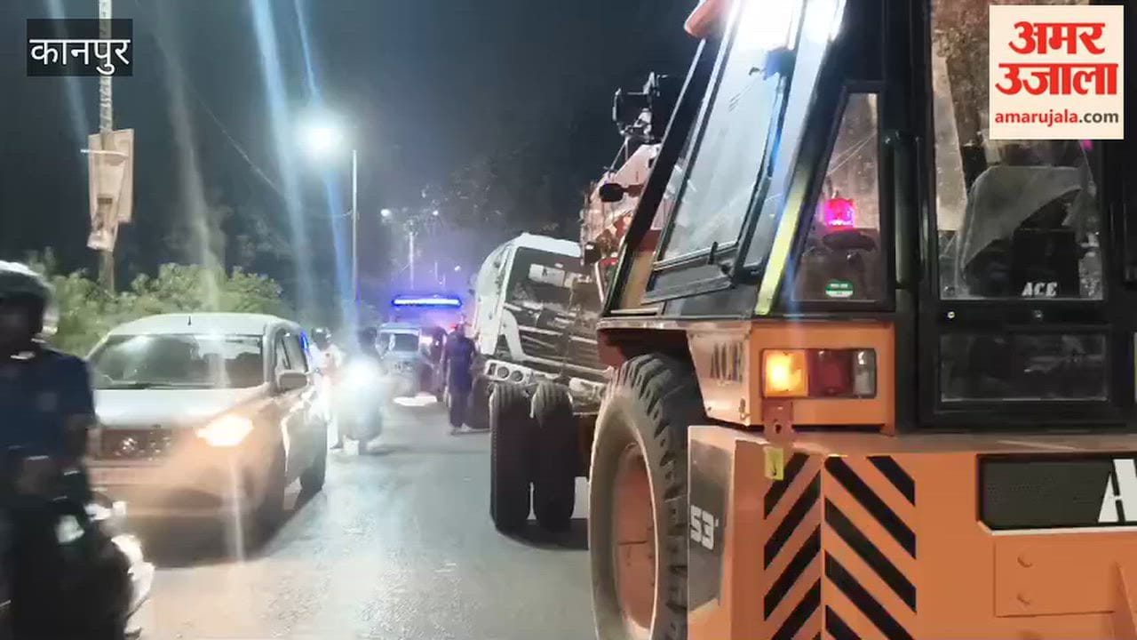 Kanpur: Dumper gets stuck in a manhole at Krishna Nagar Gate; risk of an accident