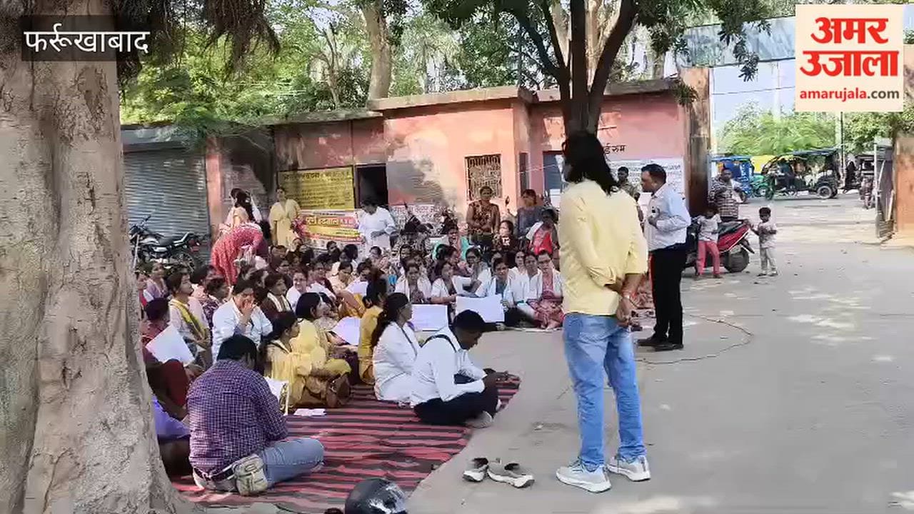 Farrukhabad: NHM Contractual Workers Stage Protest by Clanging Plates and Clapping