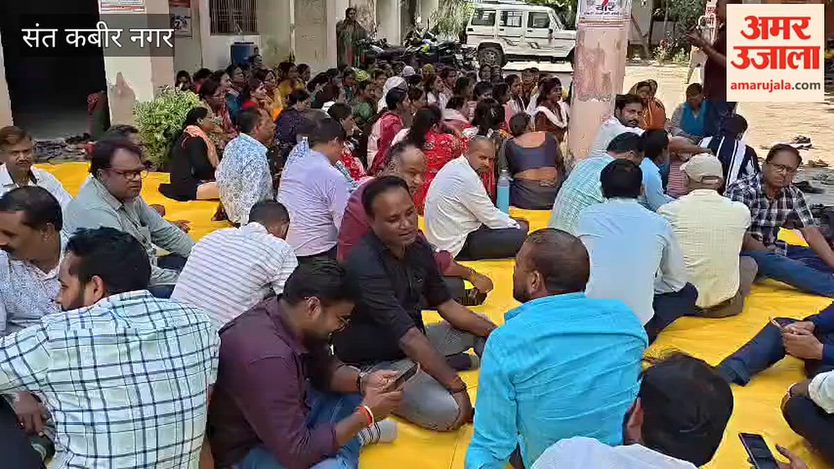 संतकबीरनगर: मांगों को लेकर एनएचएम कर्मियों का धरना जारी