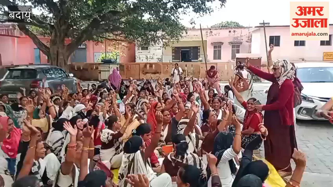 ASHA-Sanginis protest at the CMO office in support of their demands