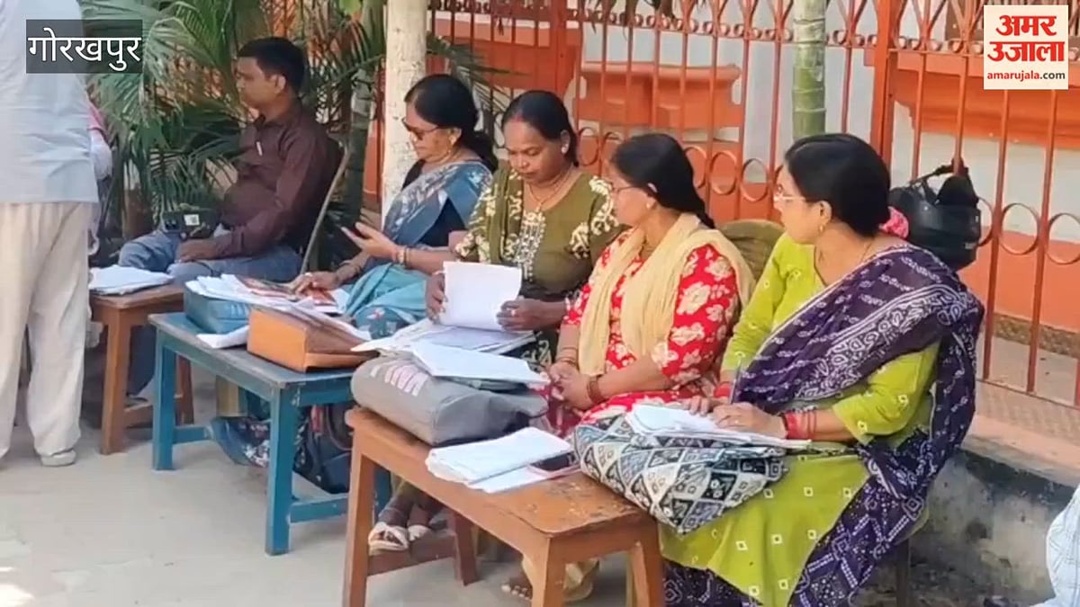 गोरखपुर: मतदाता हेल्प डेस्क पर उमड़ी भीड़