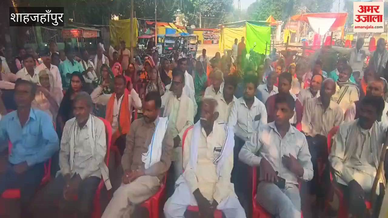 Voters Party International workers staged a sit-in protest in SHahjahanpur