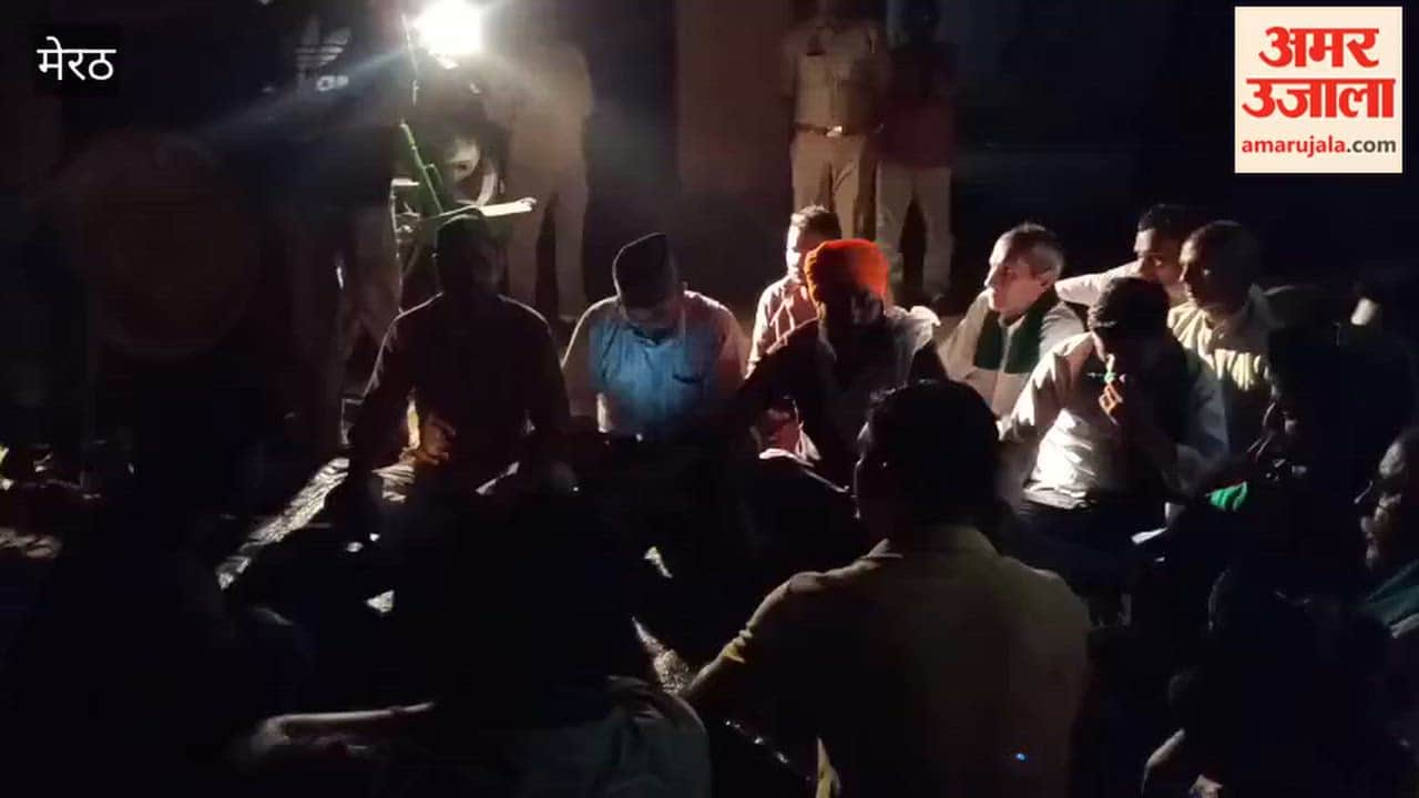 BKU stages a sit-in protest over complaints of government-supplied oat seeds being sold in shops.