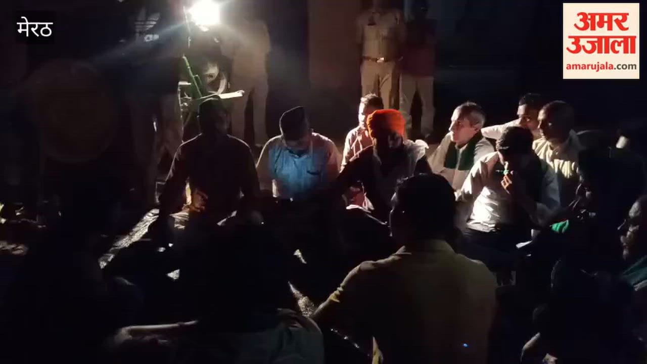 BKU stages a sit-in protest over complaints of government-supplied oat seeds being sold in shops.