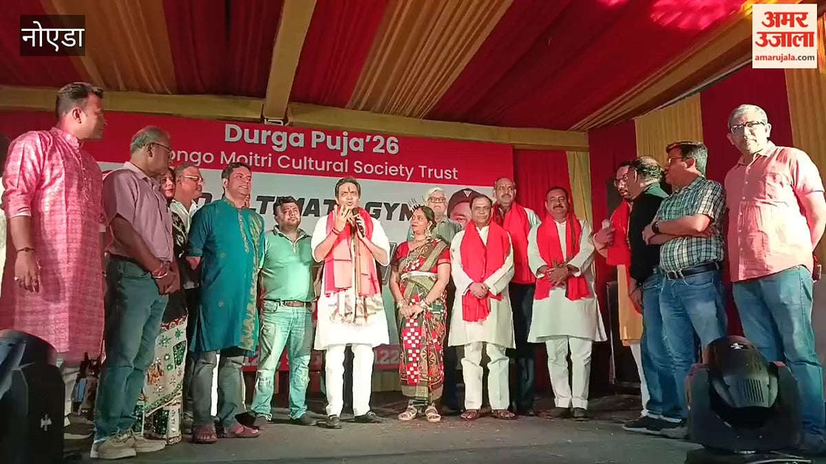 नोएडा में आरजी रेजीडेंसी के दुर्गा पूजा पंडाल में पहुंचे विधायक पंकज सिंह