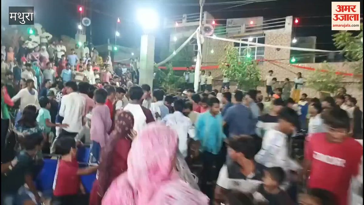 VIDEO: रामलीला मैदान में कुर्सी पर बैठने को लेकर दो पक्ष भिड़े, जमकर हुई मारपीट