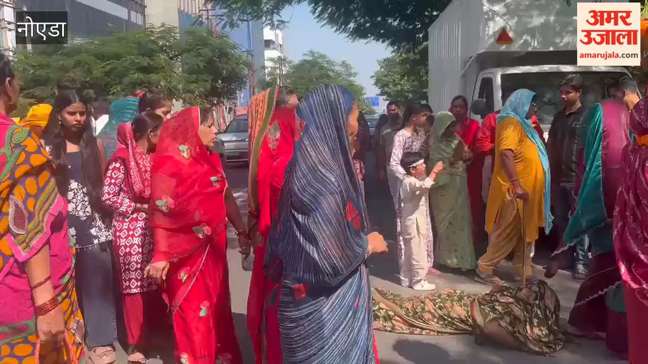 On the ninth day of Sharadiya Navratri, women took out a procession to the temple