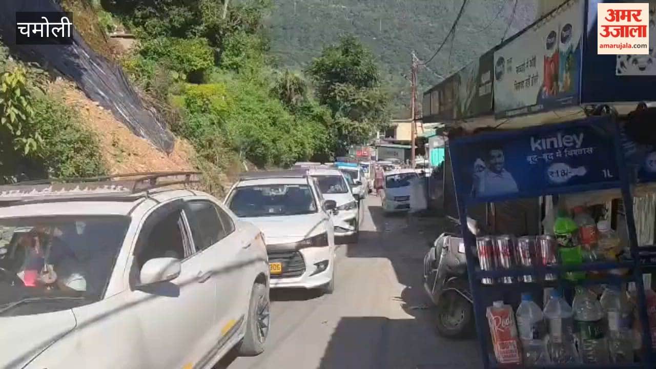 Traffic pressure has increased, leading to a traffic jam on the Nainital highway Chamoli