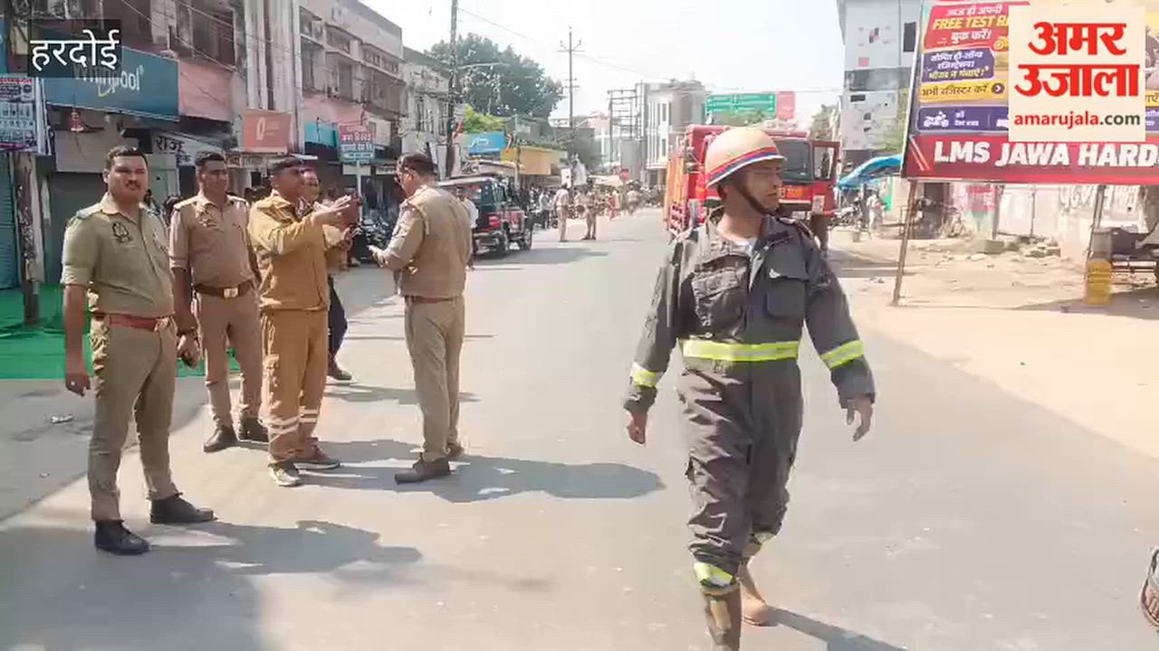 हरदोई:बिजली का खंभा लगाने के लिए गड्ढा खोदते समय गैस पाइप लाइन फूटी ...