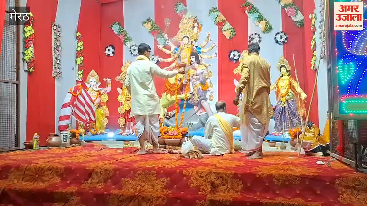 हस्तिनापुर: दुर्गा पूजा महोत्सव का समापन, धूनी पर नृत्य कर श्रद्धालुओं ने की मां दुर्गा की आरती, सुख-समृद्धि की कामना