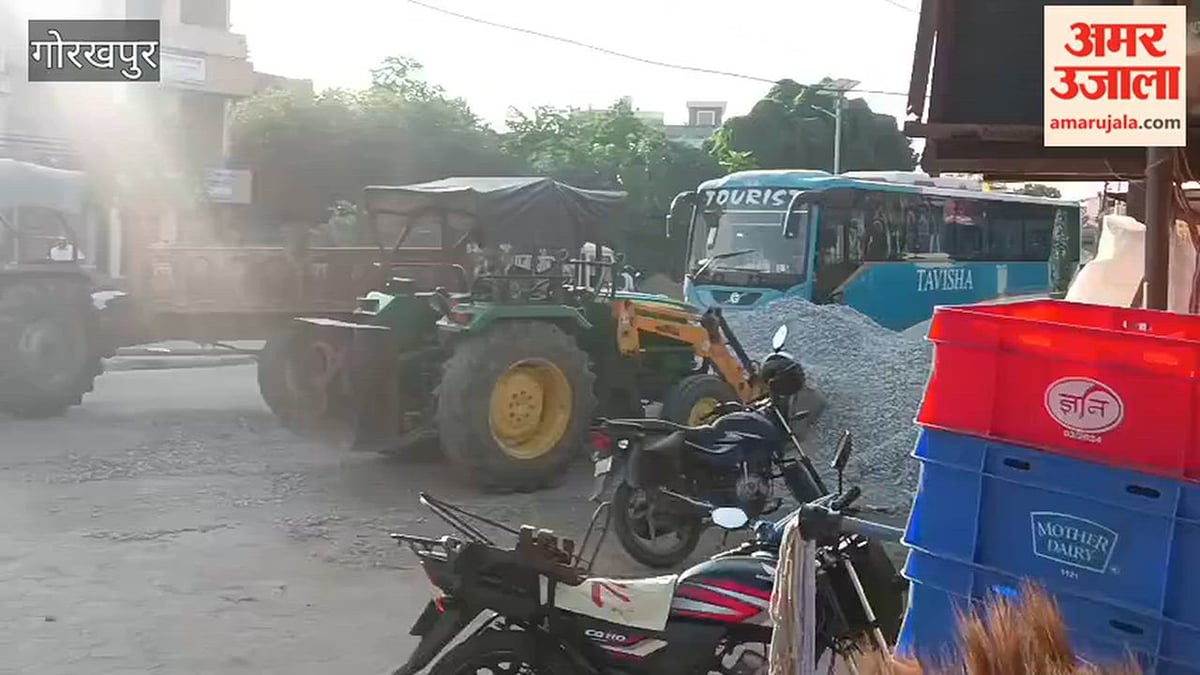 गोरखपुर: सड़क पर ट्रैक्टर-ट्रॉली, पोकलेन मशीन और बसों का कब्जा