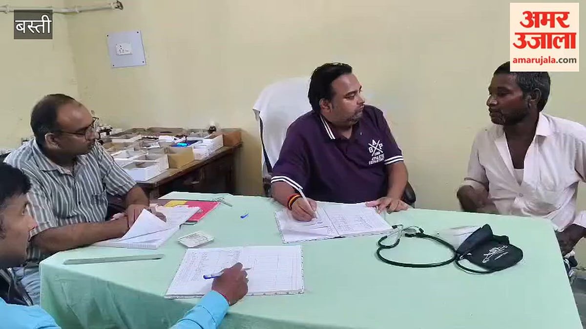 बस्ती: पीएचसी परसाकुतुब में जन आरोग्य मेले में मरीजों की जांच कर चिकित्सक ने दिया परामर्श