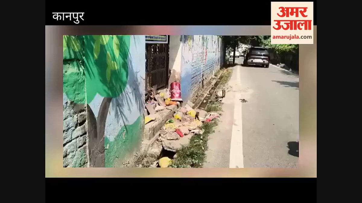 कानपुर: काली बाड़ी मंदिर के बाहर पड़ी पूजा सामग्री नाली में गिरी