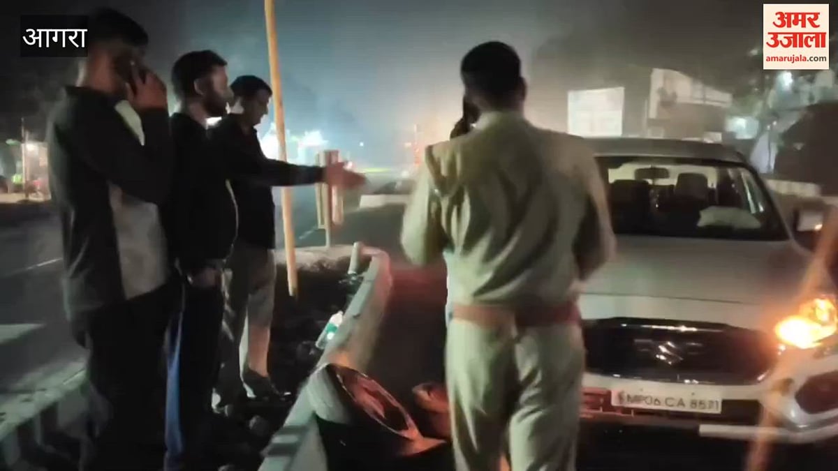 VIDEO: आगरा-ग्वालियर हाईवे पर डिवाइडर से टकराई कार, बाल-बाल बच दो दोस्त
