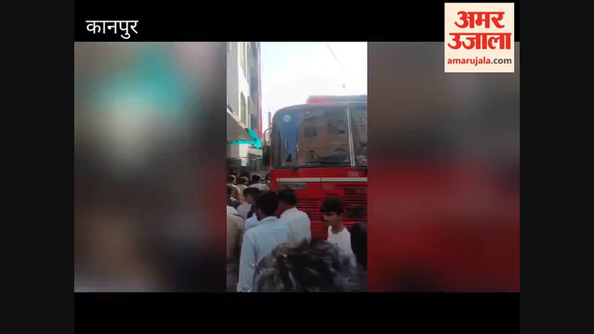 कानपुर: गद्दा कारखाने में लगी आग, फायर ब्रिगेड की टीम काबू पाने में जुटी