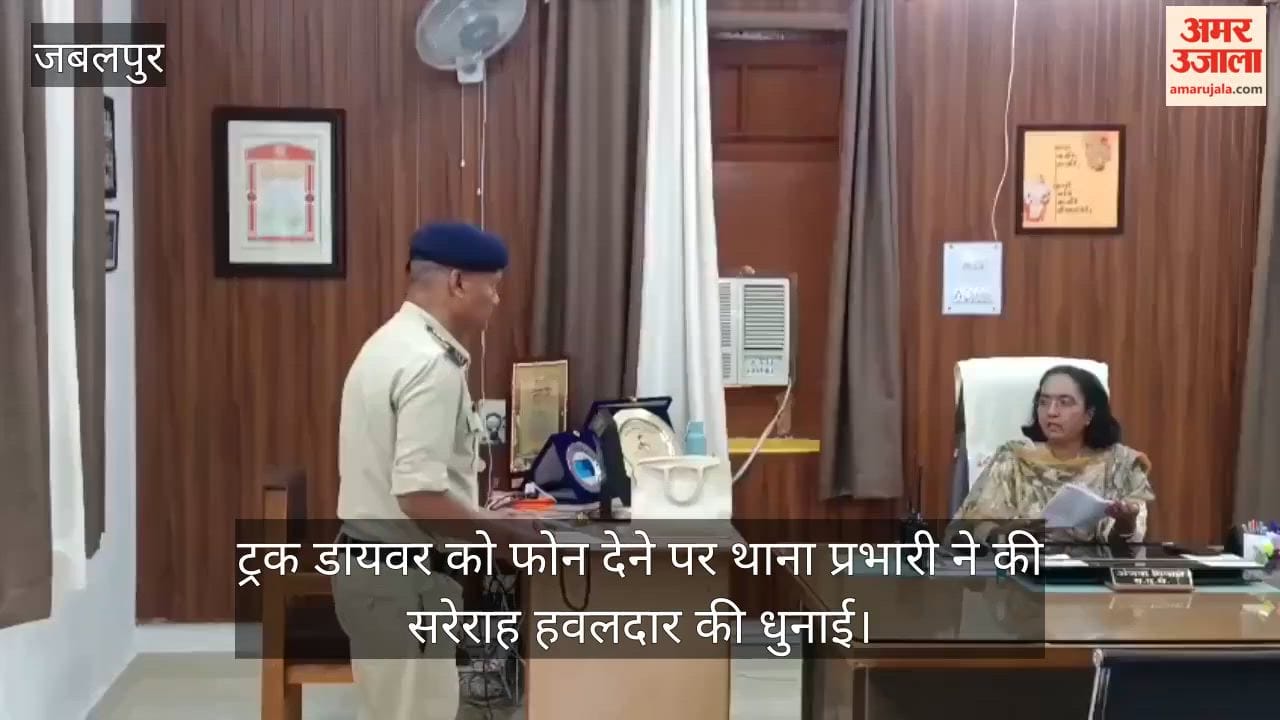 Station House Officer thrashes constable in public for handing his phone to a truck driver